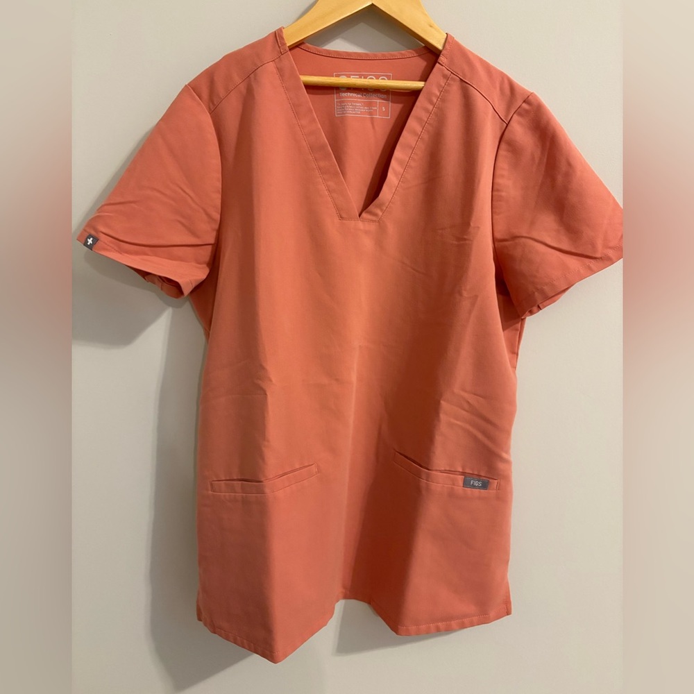 Women’s Figs scrub top